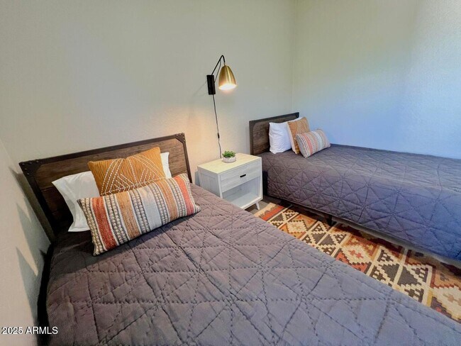 Building Photo - 6119 E Knolls Way N