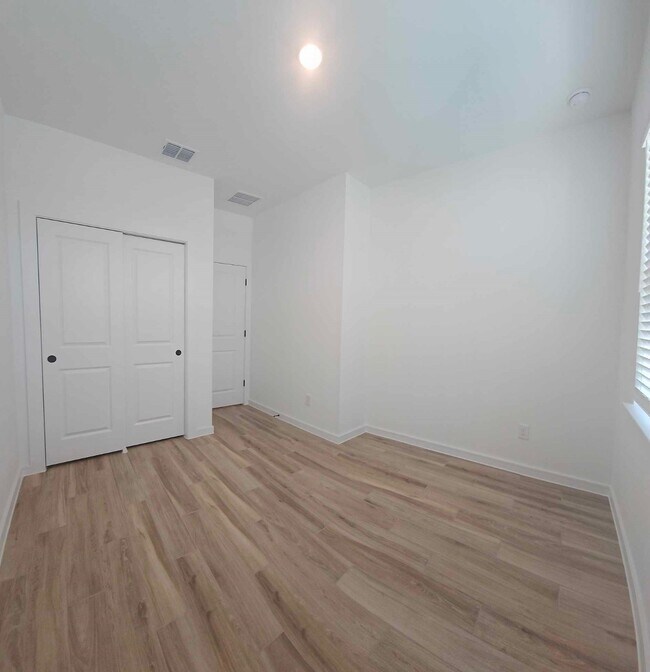 Building Photo - 8414 Bay Oaks Dr