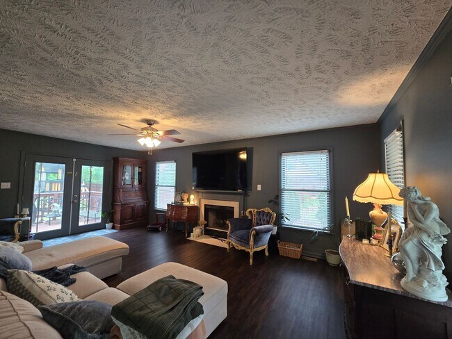 Building Photo - 111 Greentree Dr