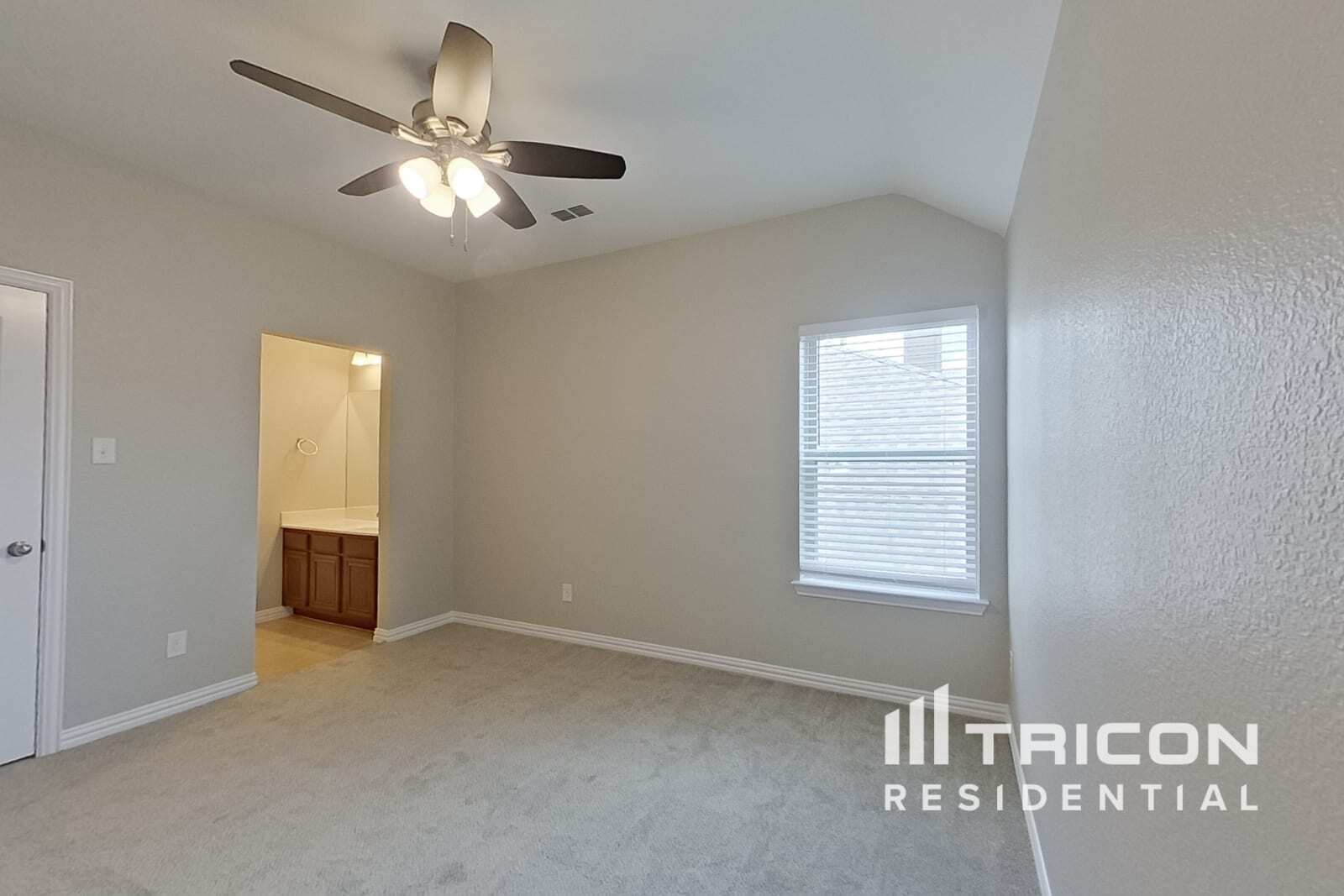 Building Photo - 8757 Royalwood Dr