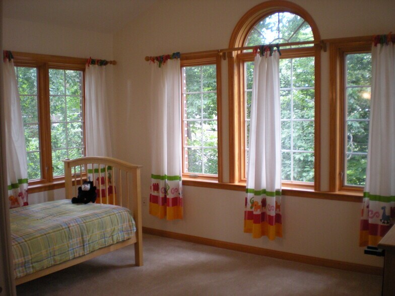 2nd floor side bdrm - 117 Ritchie Avenue