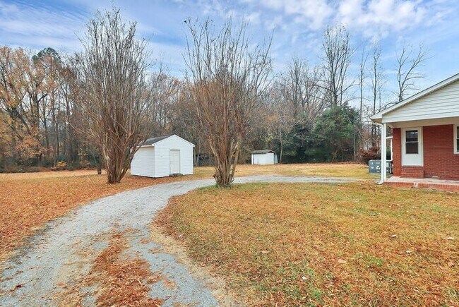 Building Photo - 3BD/1BA All Brick Ranch on One Acre!