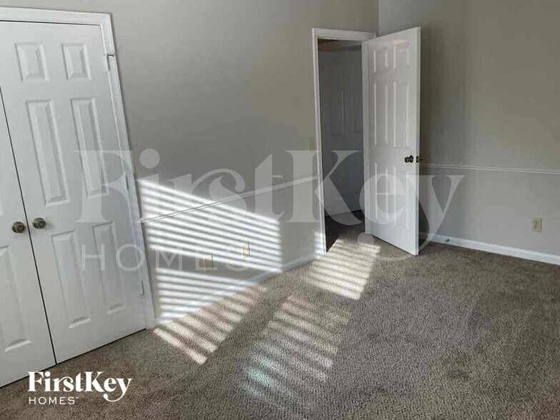 Building Photo - 12 Hickory Knoll Ct