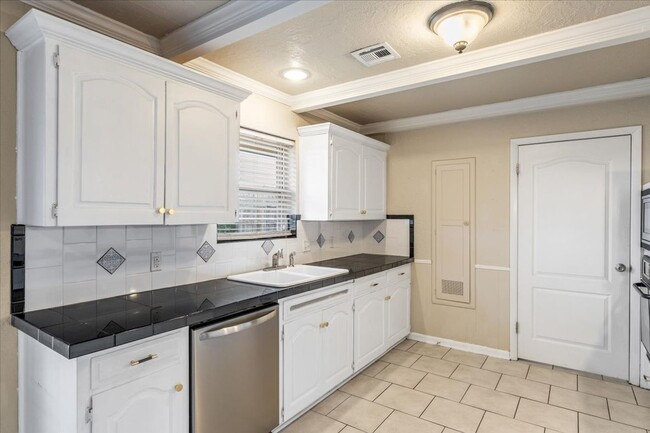 Building Photo - 7522 NW Stonegate- AVAILABLE NOW!