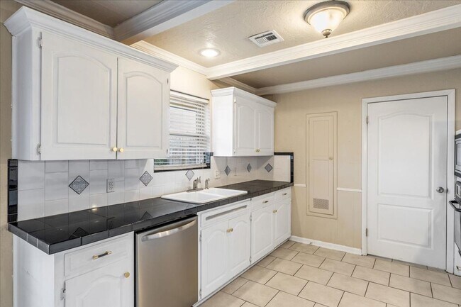 Building Photo - 7522 NW Stonegate Dr