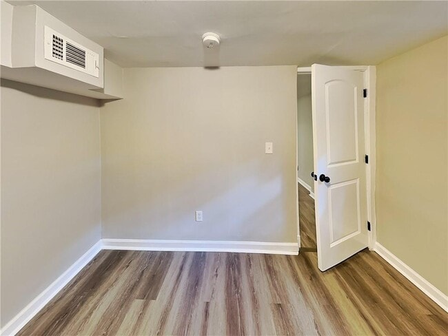 Building Photo - 2875 3rd Ave SW