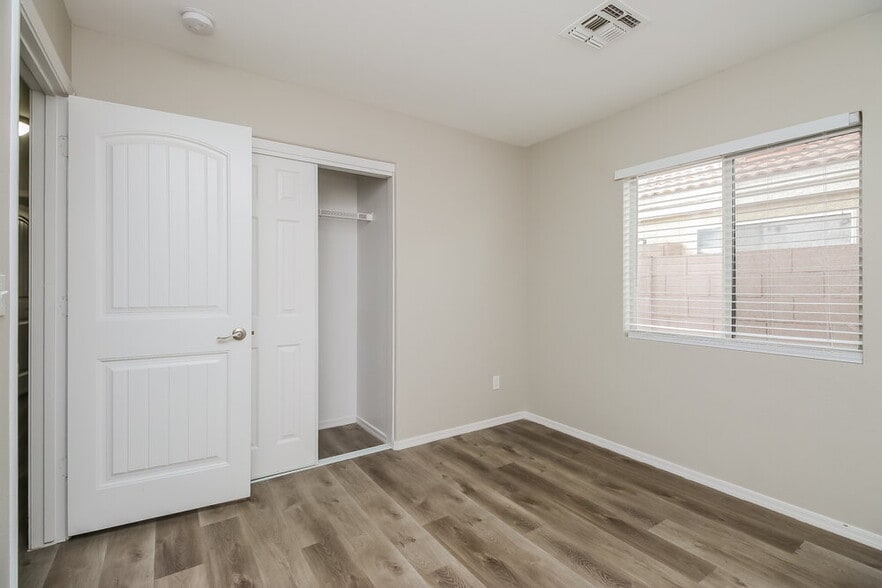 Building Photo - 869 E Laredo St