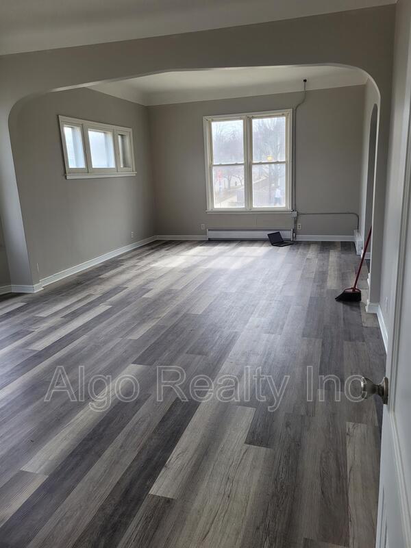 Building Photo - 133 Winifred St W