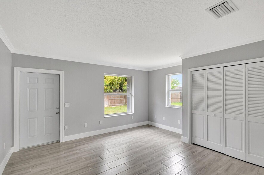 Building Photo - 843 Azalea Dr