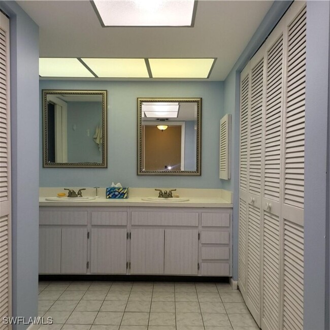 Building Photo - ** 2/2 FIRST FLOOR UNIT ** DELNOR-WIGGINS ...