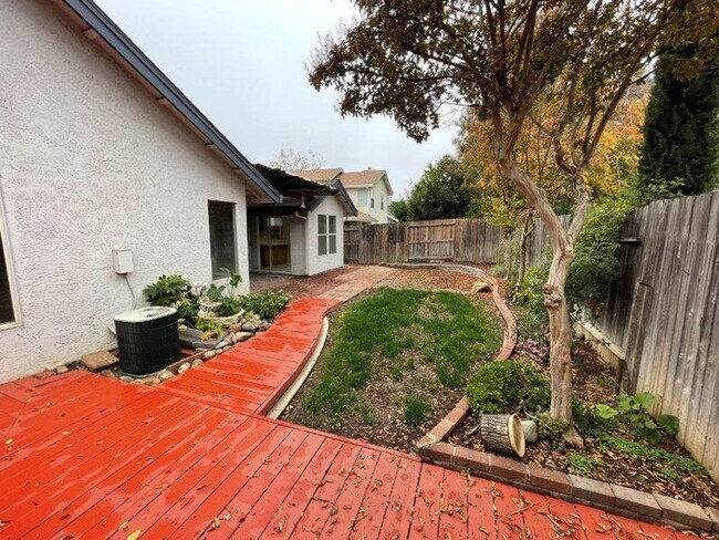 Building Photo - Fabulous 3 Bed 2 Bath home in the Heart of Elk Grove