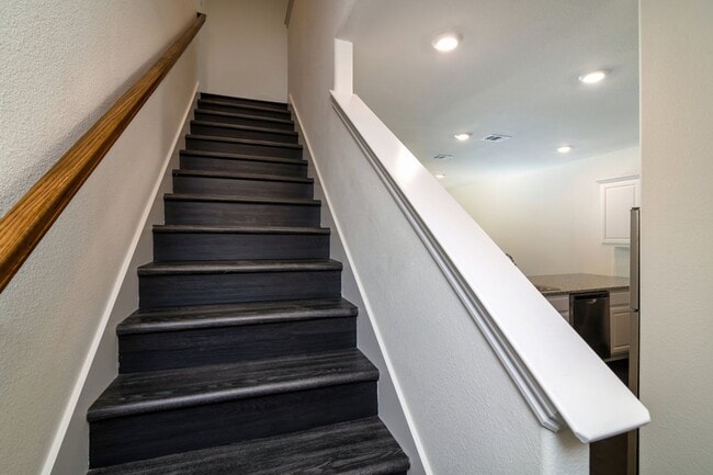 Building Photo - AVAILABLE NOW! 3 BEDROOM TRIPLEX LOCATED IN BONHAM, TEXAS!