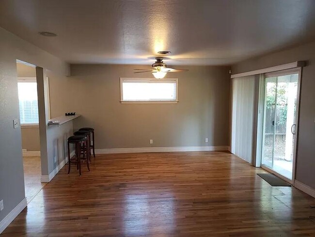 Building Photo - This 3 bed 2 bath house is located close t...