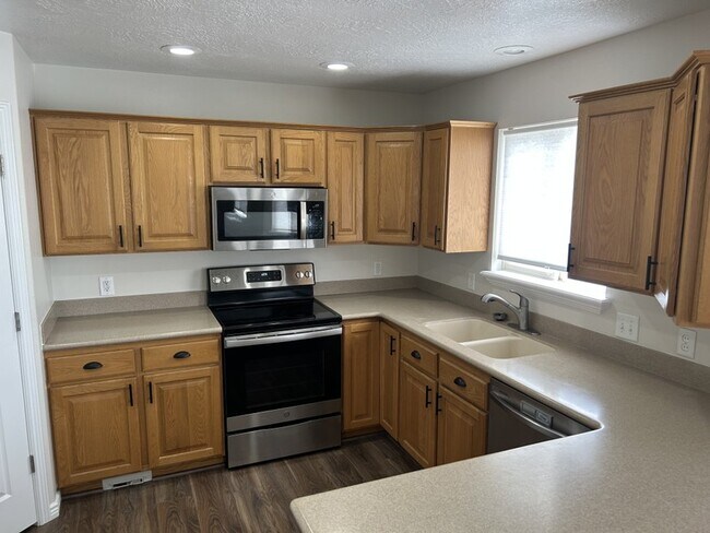 Building Photo - 7497 Valley Maple Dr
