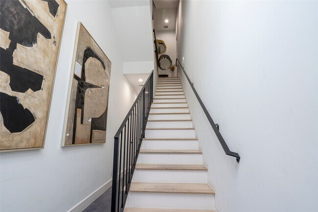 Building Photo - 709 Memorial Heights Dr