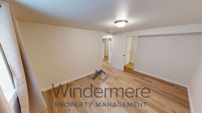 Building Photo - Whit834/836