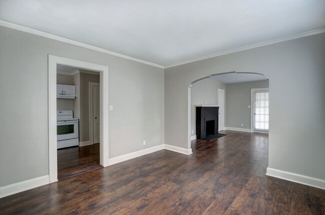 Building Photo - Large Downtown Savannah 2BR/1BA House For ...