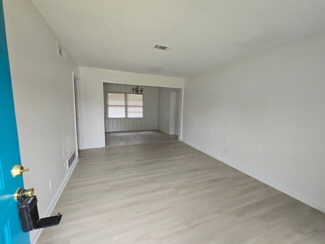 Building Photo - Great Price for this Updated Home