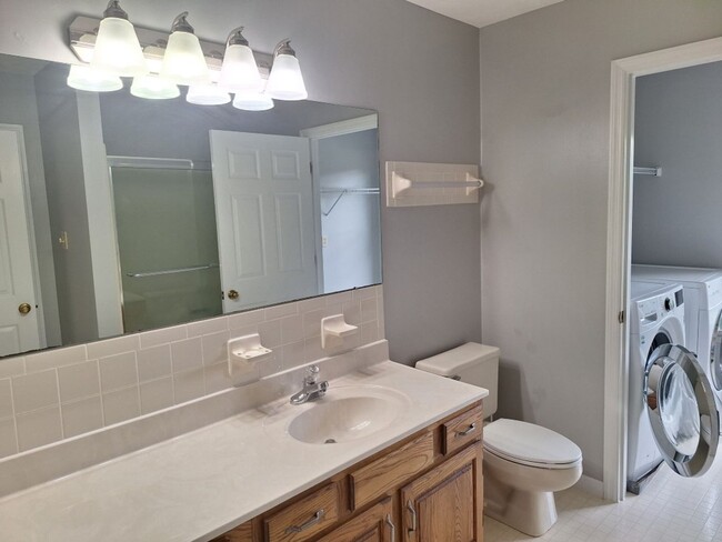 Building Photo - 4bd/3 bath located in desirable neighbor i...