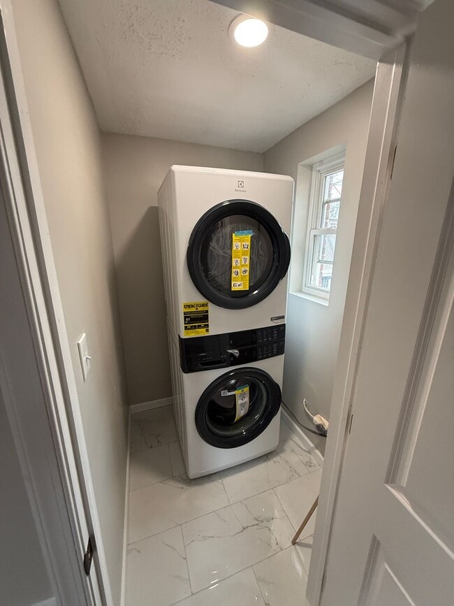 Building Photo - Beautiful 3 Bedroom 2 bath Townhome Conveniently Located and updated