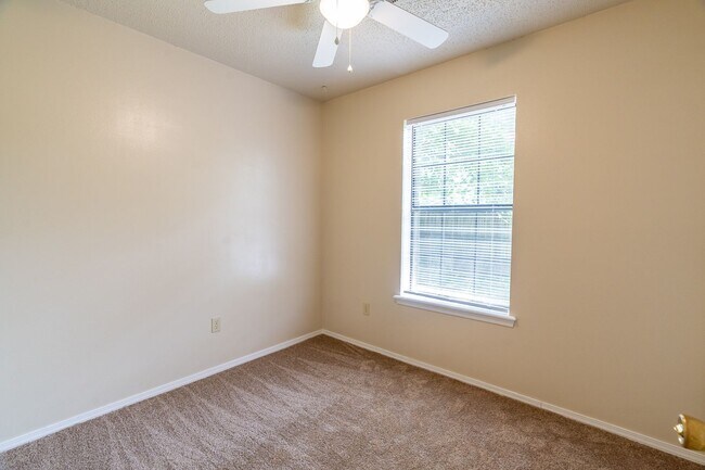 Building Photo - 559 S Ray Ave
