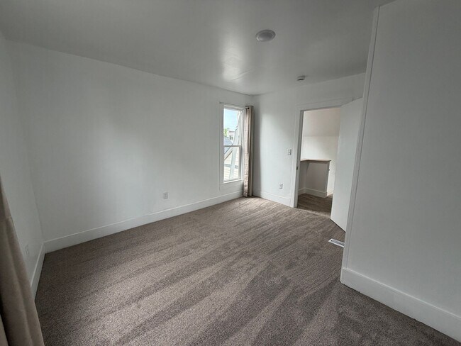 Building Photo - 4 Bedroom updated home in Grand Rapids