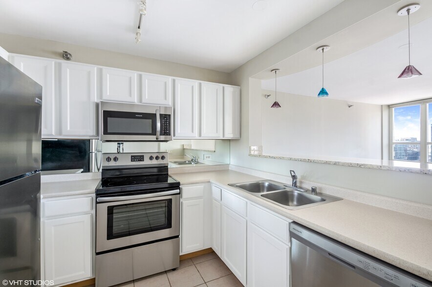 Building Photo - 345 N La Salle Dr