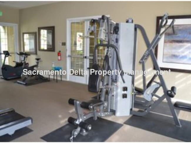 Building Photo - Avail 7/21 - 2 bedroom home in gated commu...