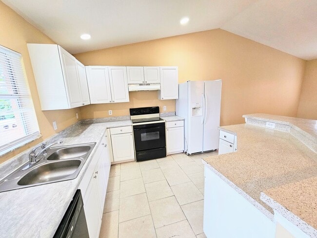 Building Photo - Move-in Ready 3 BR & 2 BA