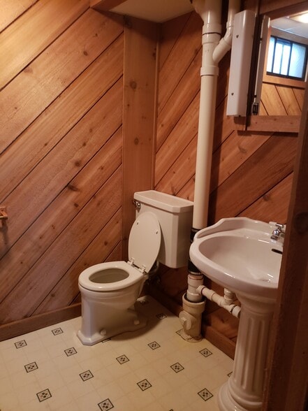 Building Photo - 1003 W 17th St