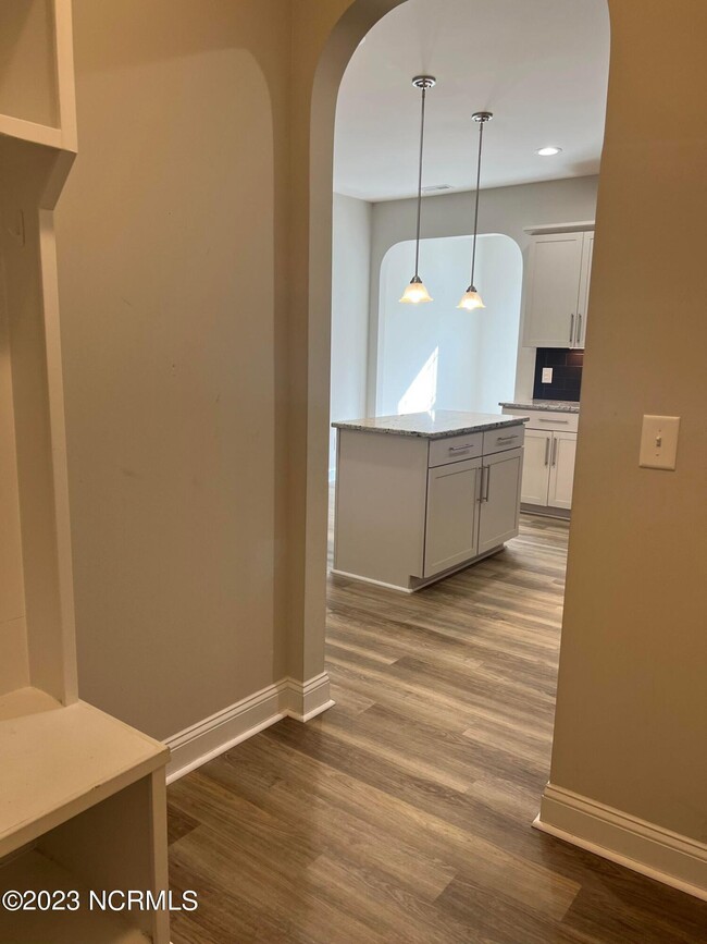 Building Photo - 412 Palisades Dr