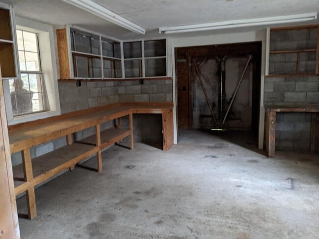 Building Photo - 3301 Roland Rd