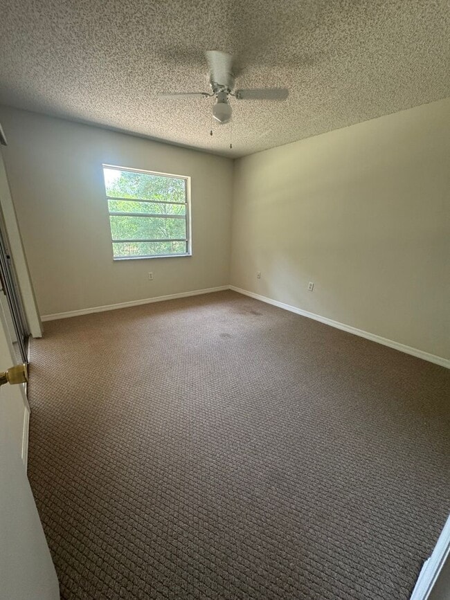 Building Photo - Spacious 3BR/2BA Home in Rainbow Acres – L...