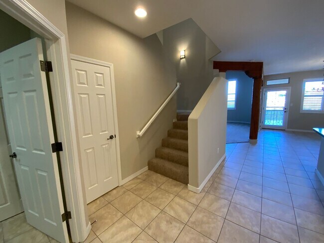 Building Photo - 3 Bedroom Townhome Available Near Wyoming Blvd NE & Paseo Del Norte Blvd NE!