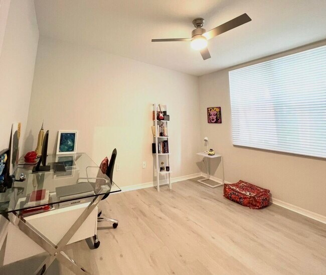 Building Photo - 806 E Windward Way