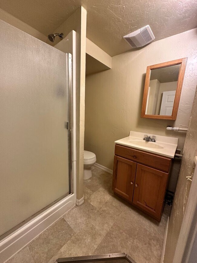 Building Photo - 4 Bedroom Condo near campus