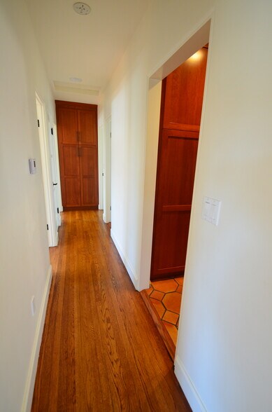 Building Photo - 7033 Draper Ave