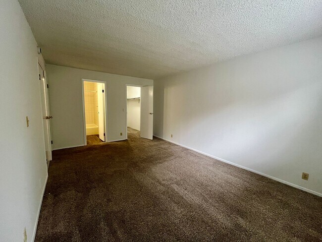 Building Photo - Nice 2 bed 2 bath second floor unit near Buckley Air Force base!