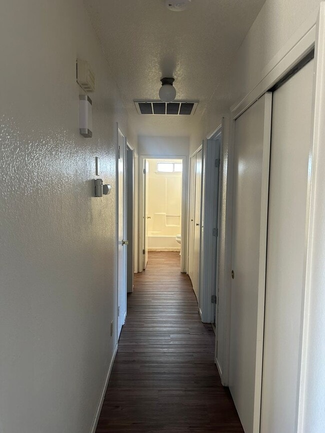 Building Photo - Cute home in a well established neighborhood with community pool!