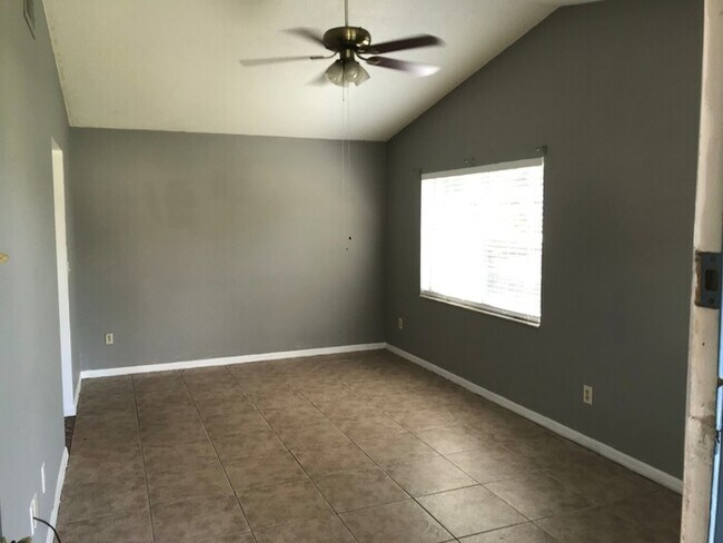Building Photo - Must See! 2 Bedroom/2 Bathroom Duplex In Sanford!!!!