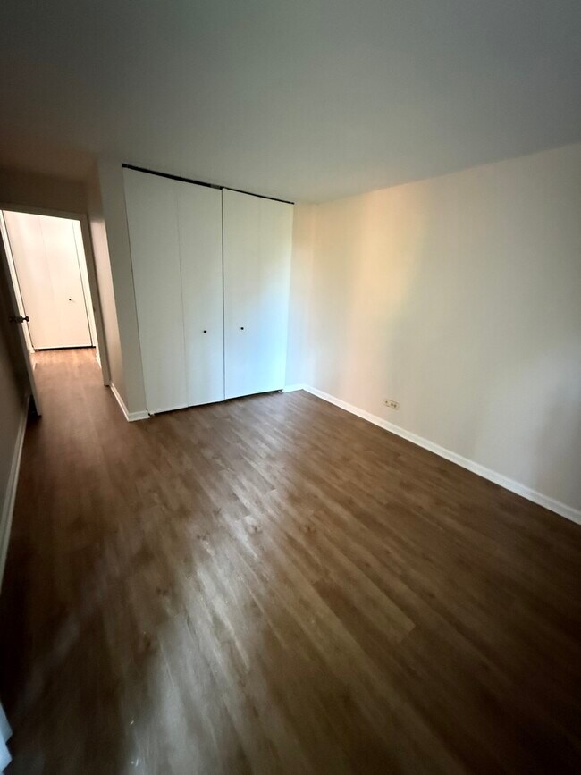 Building Photo - 6000 Oakwood Dr