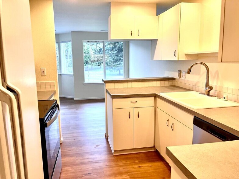 Building Photo - 4714 Fairwood Blvd NE