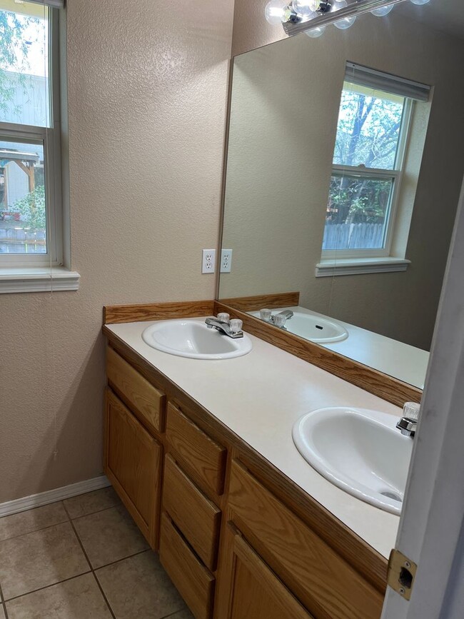 Building Photo - Beautiful 4 bedroom 2 bathroom single family house with Fenced backyard and 3 car garage