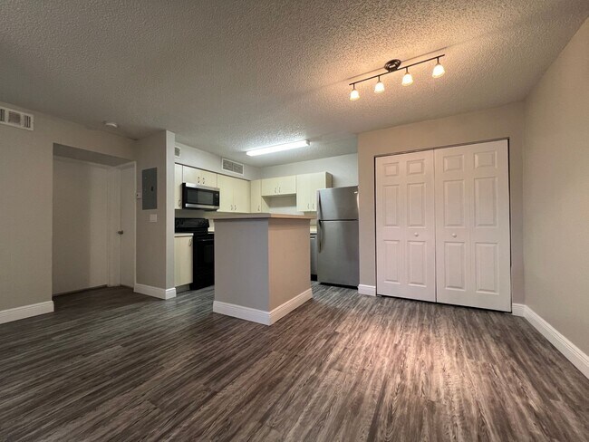 Building Photo - 2/1 Condo in Gated Lakefront Altamonte Com...
