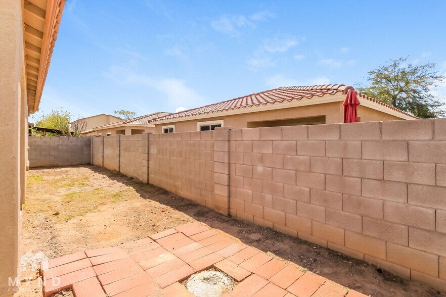 Building Photo - 2576 S Chaparral Rd