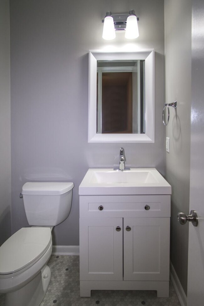 Building Photo - 3 Bedroom 1.5 Bath House w/Large Yard- Easy access to OHB and Nolensville Pk $2200