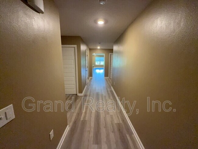 Building Photo - 5482 Peach Dr