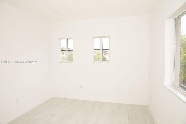 Building Photo - 273 SE 32nd Ave