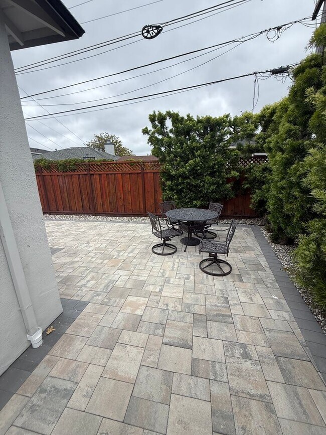 Building Photo - Burlingame Charming 2 Br 2ba Home   Open Saturday 12-1pm