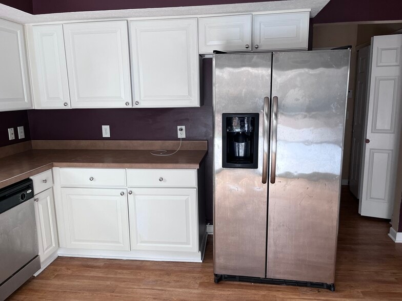 Building Photo - 2395 Maple Hedge Way